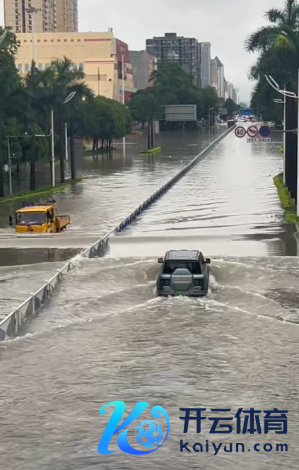 南宁暴雨内涝 仰望U8积水中行驶 东谈主称暴雨中的孤勇者